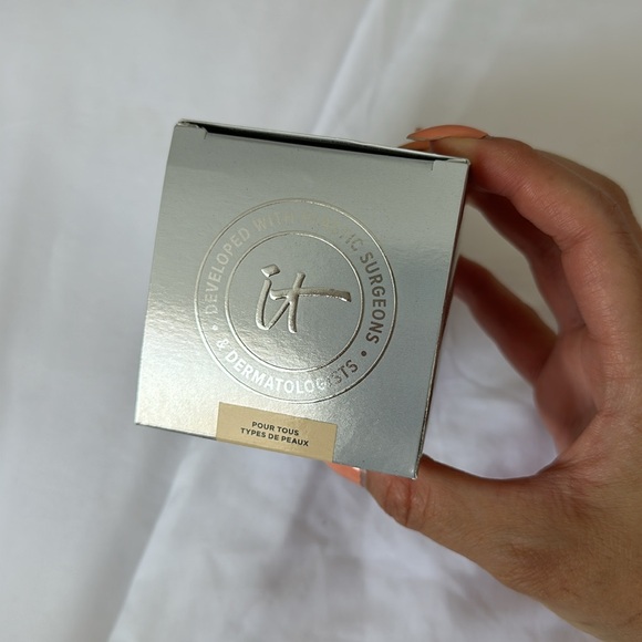 IT COSMETICS CONFIDENCE IN A CREAM ANTI-AGING HYDRATING MOISTURIZER - Picture 10 of 11